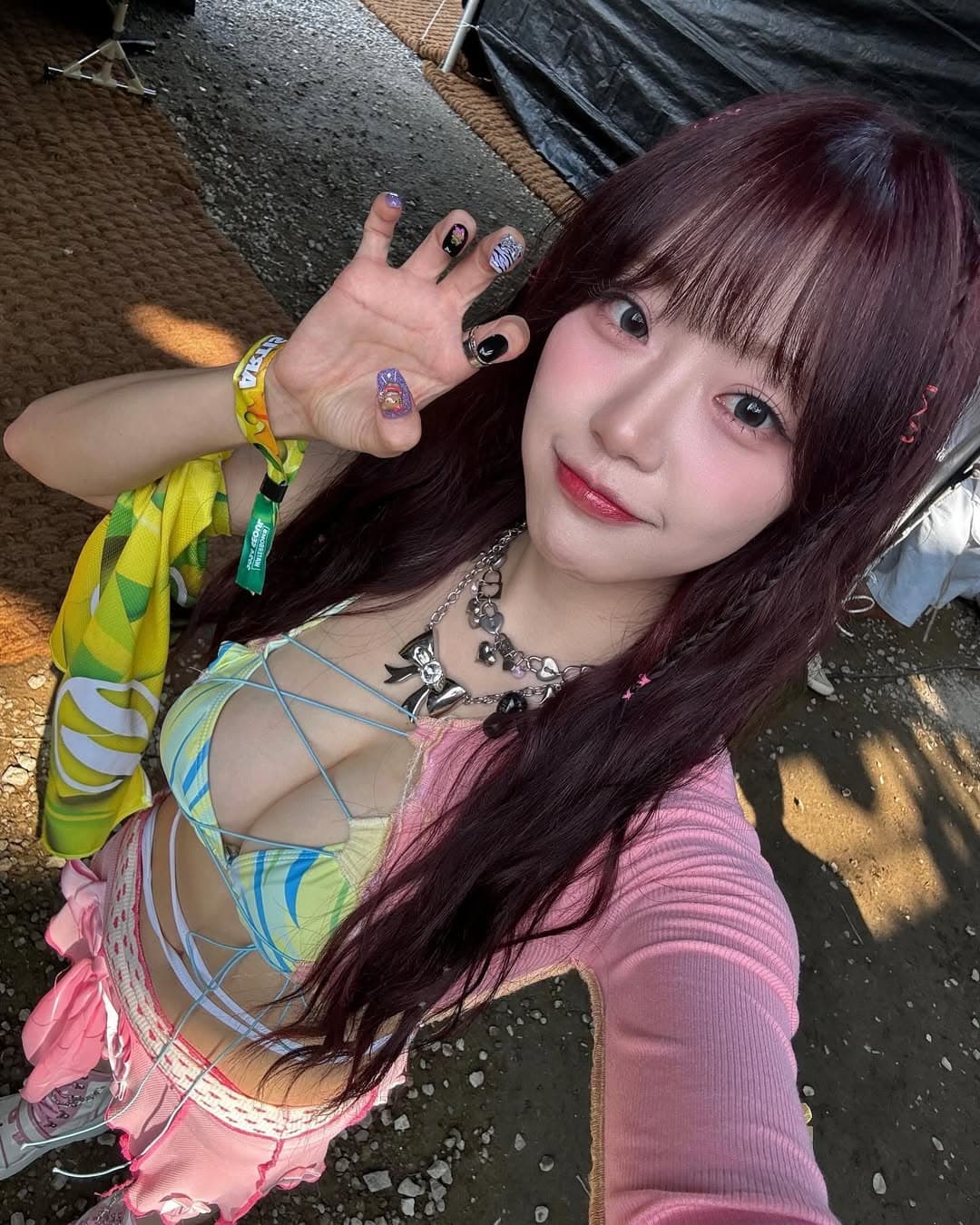 시그니처 지원 워터밤 패션이 주목받은 이유, 컬러부터 액세서리까지 완벽 분석